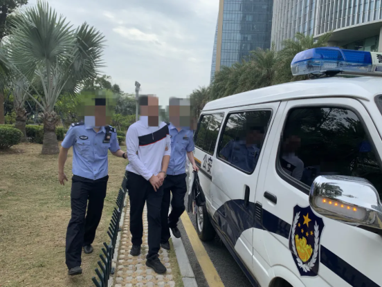 鄒某祥被公安機關(guān)帶走.png 鄒某祥被公安機關(guān)帶走.png